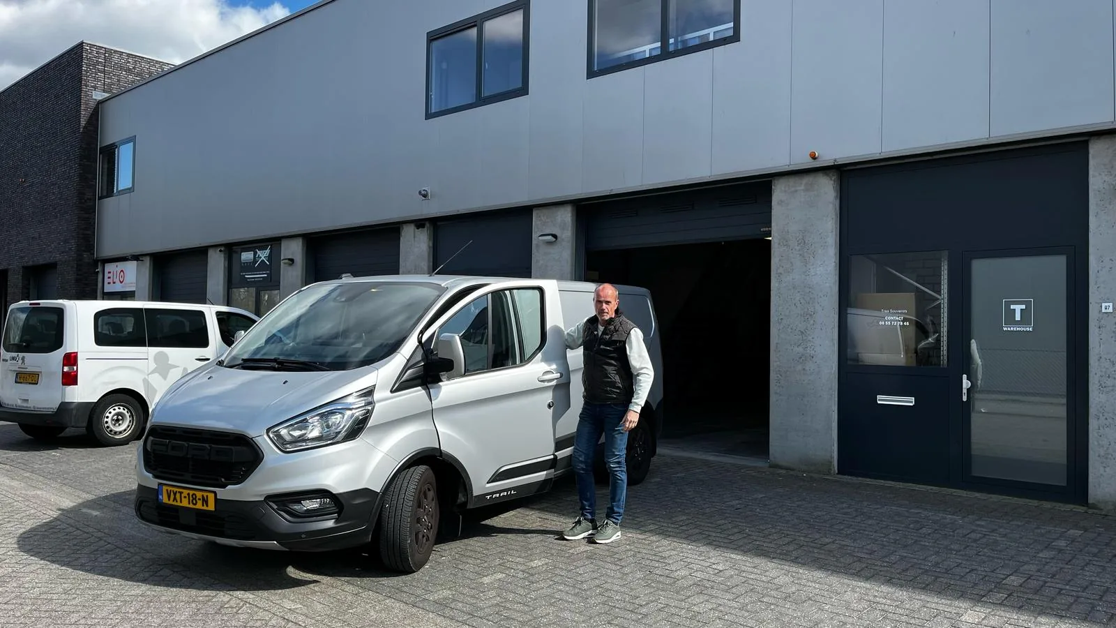 Marc Timmermans bij het bedrijfspand van MT Kluswerk in Boxtel
