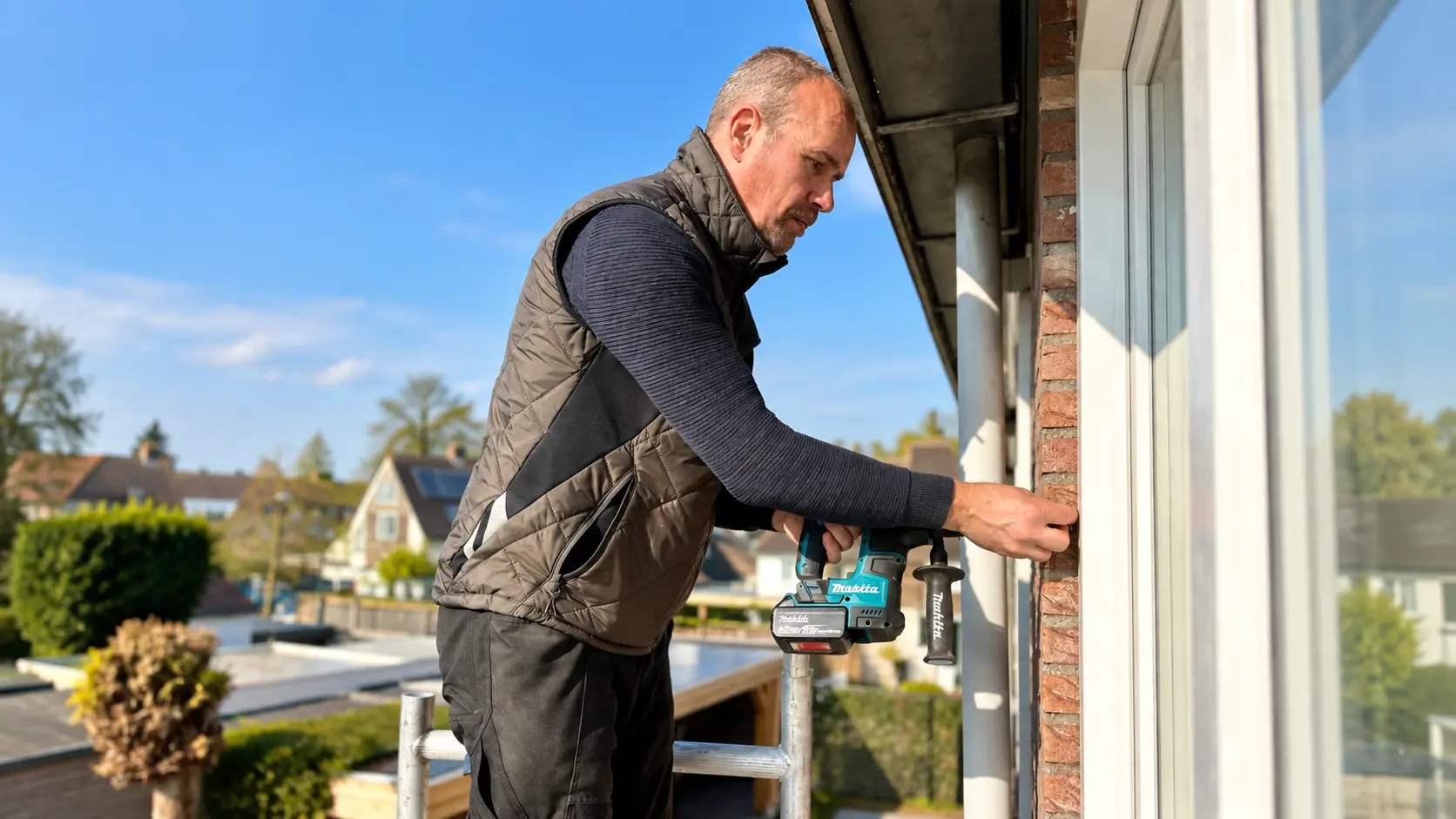 Marc Timmermans van MT Kluswerk aan het werk bij een raamkozijn