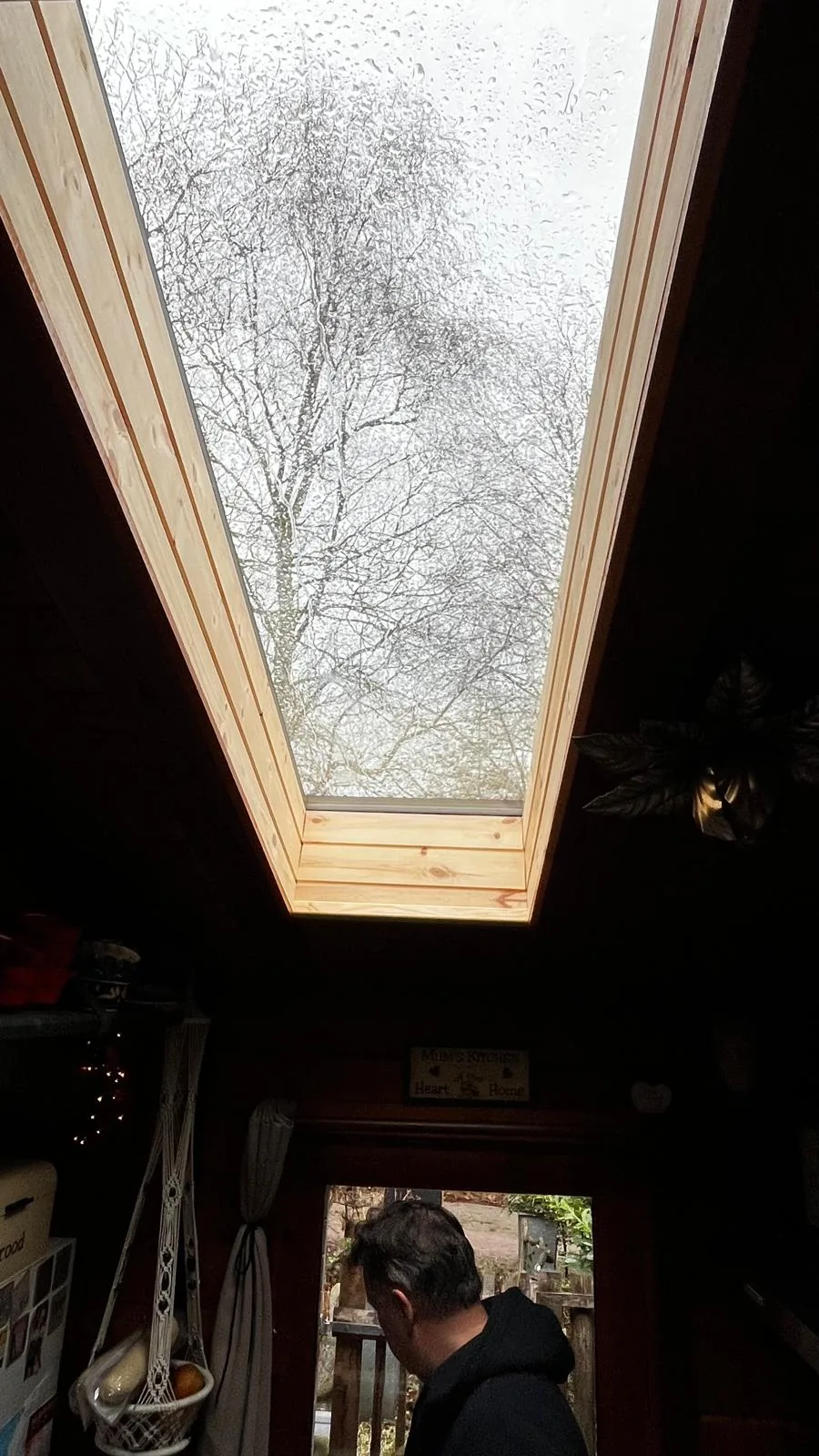 Dakraam in een houten chalet in Oirschot