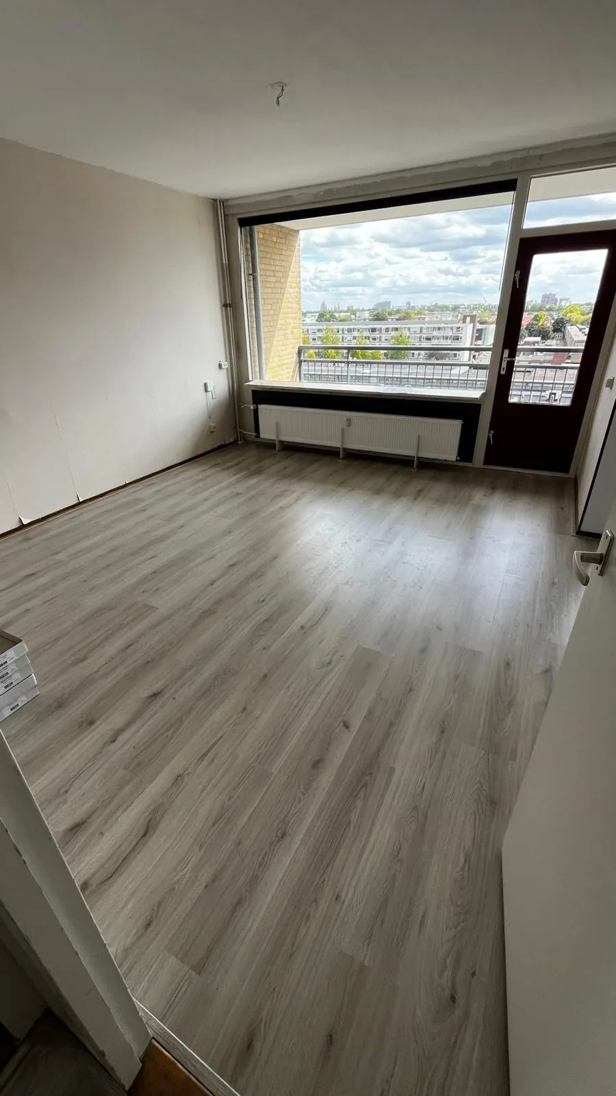 De slaapkamer met de nieuwe laminaatvloer