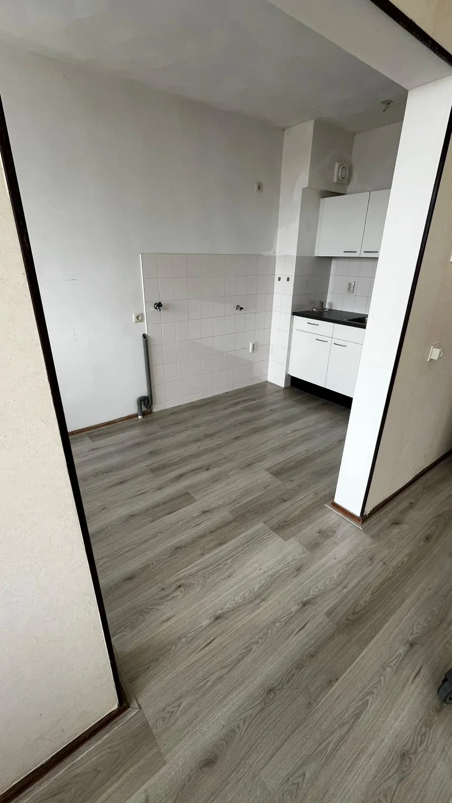De keuken met de nieuwe laminaatvloer