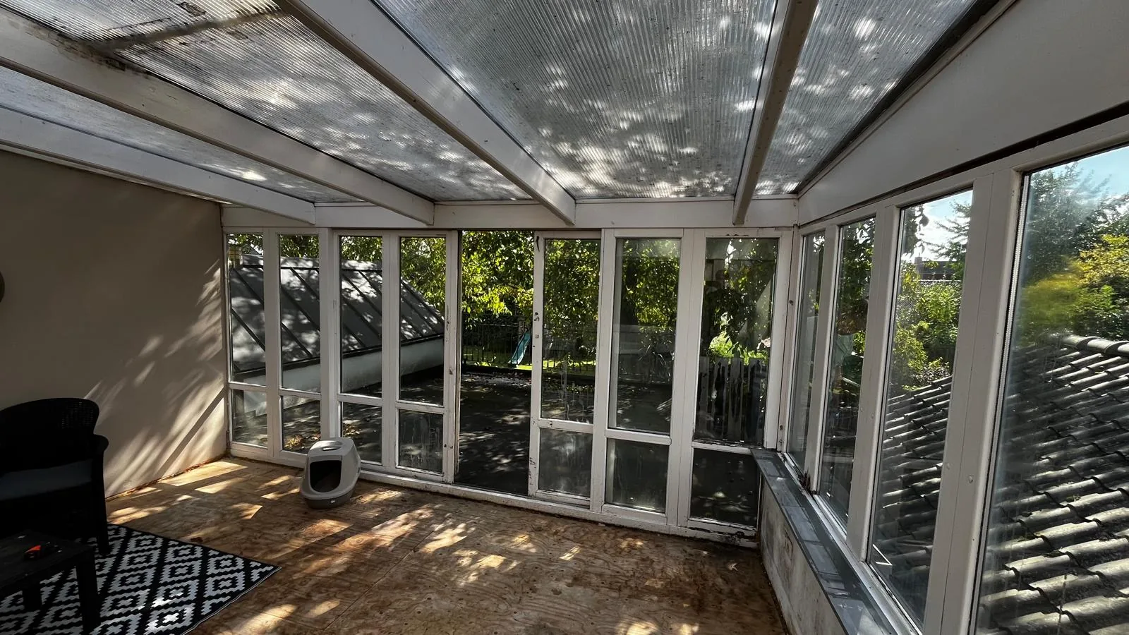 De oude serre van binnen, met de polycarbonaatplaten van het dak als plafond