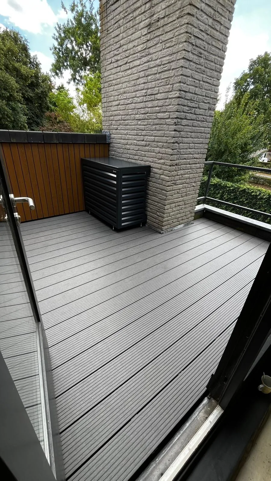 Vlonder en ombouw voor de airco in Veghel