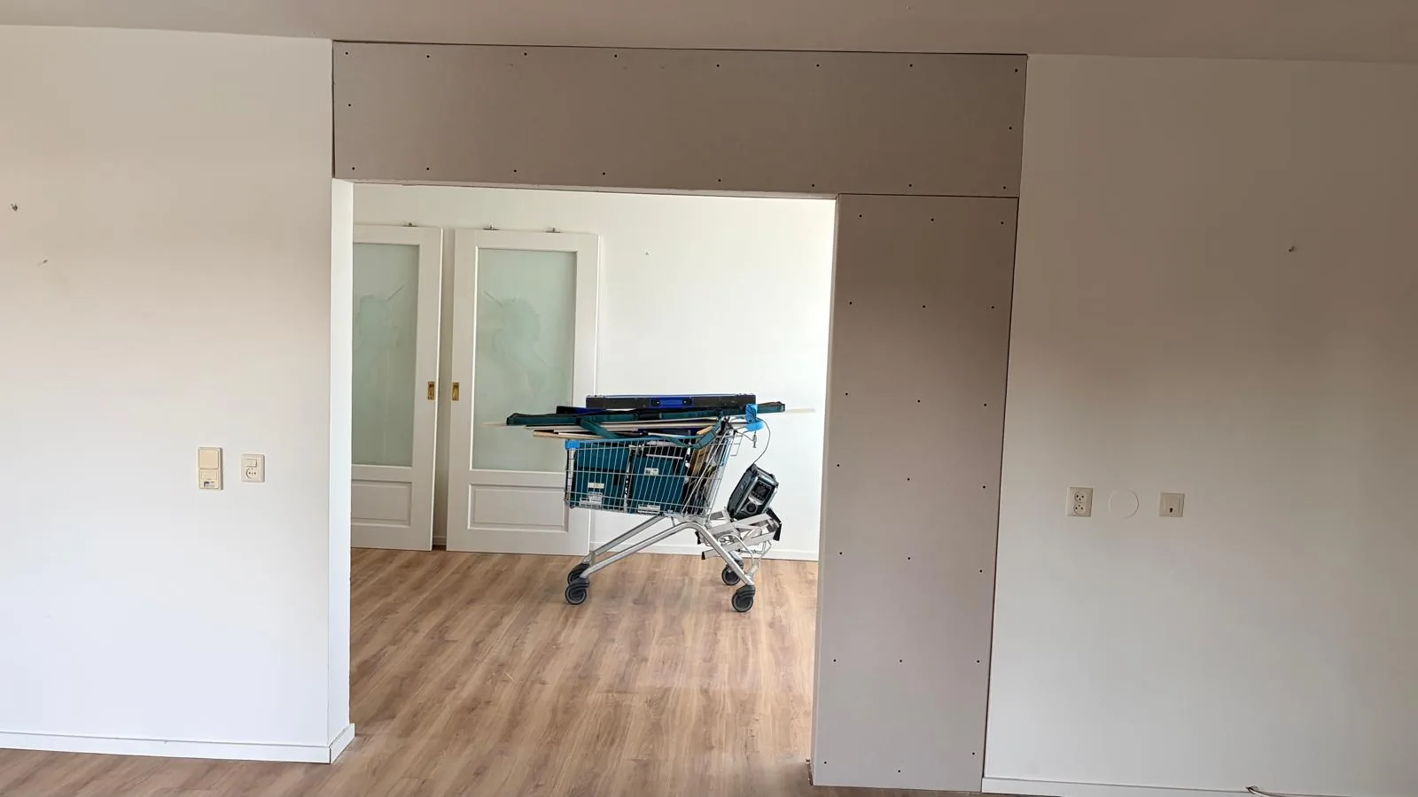 Stap 2: gipsplaten geschroefd op het houten frame
