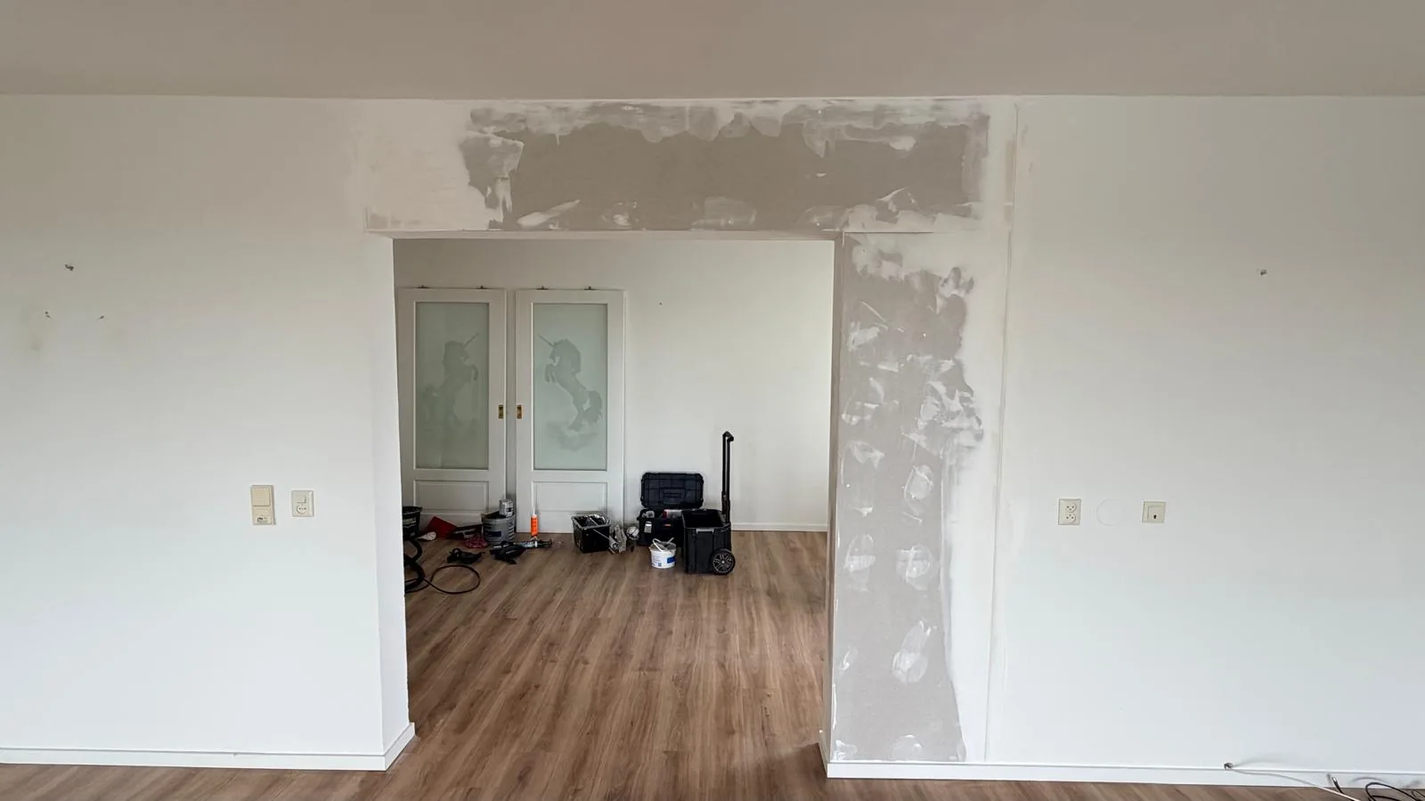 Een binnenwand in aanbouw bij een woning in Den Bosch