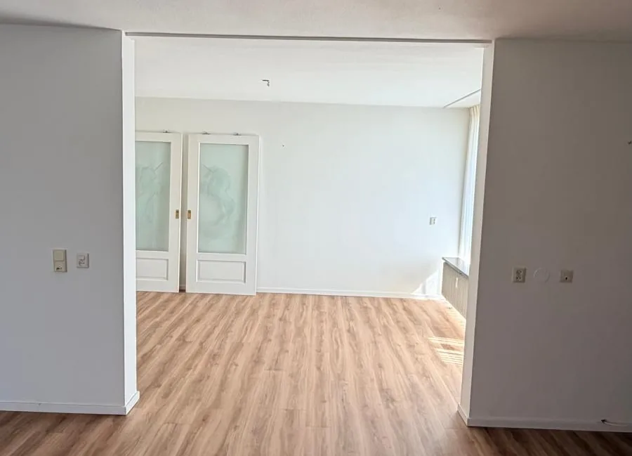 De brede open doorgang tussen de twee kamers in Den Bosch, voordat de wand werd geplaatst